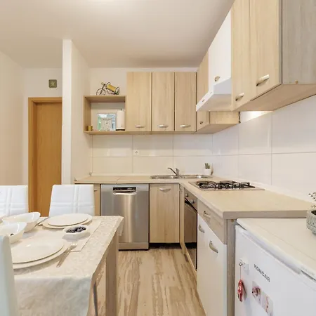 Amato Apartment Split