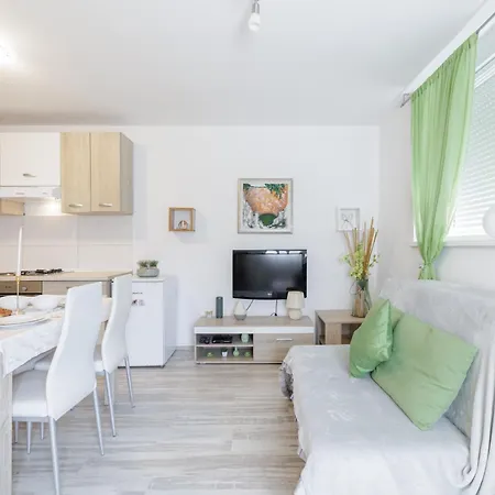 Amato Apartment Split