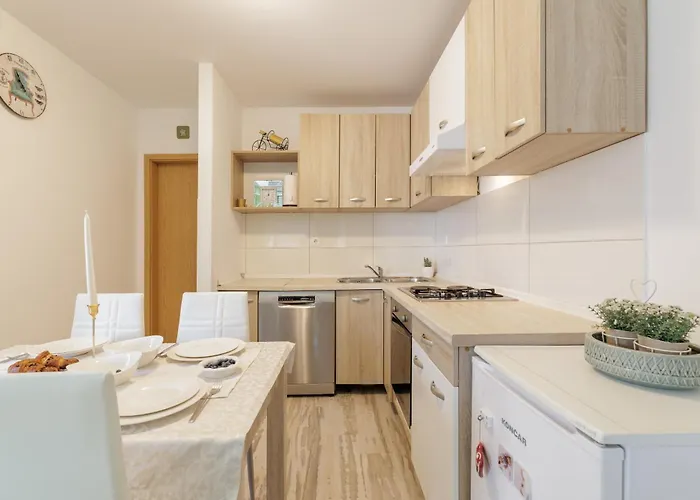 Amato Apartment Split