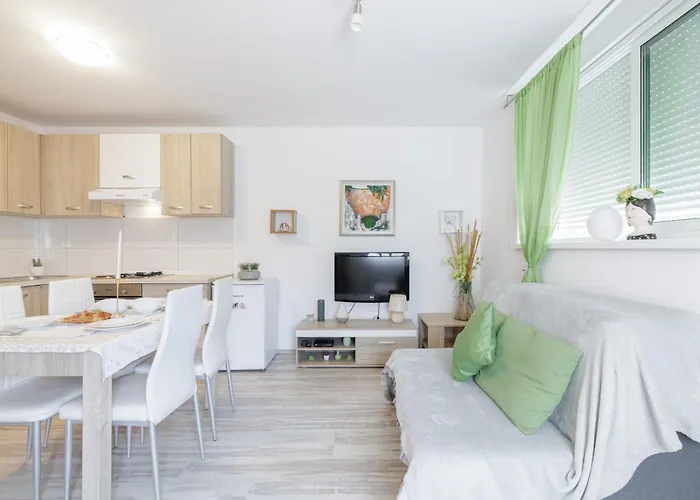 Amato Apartment Split